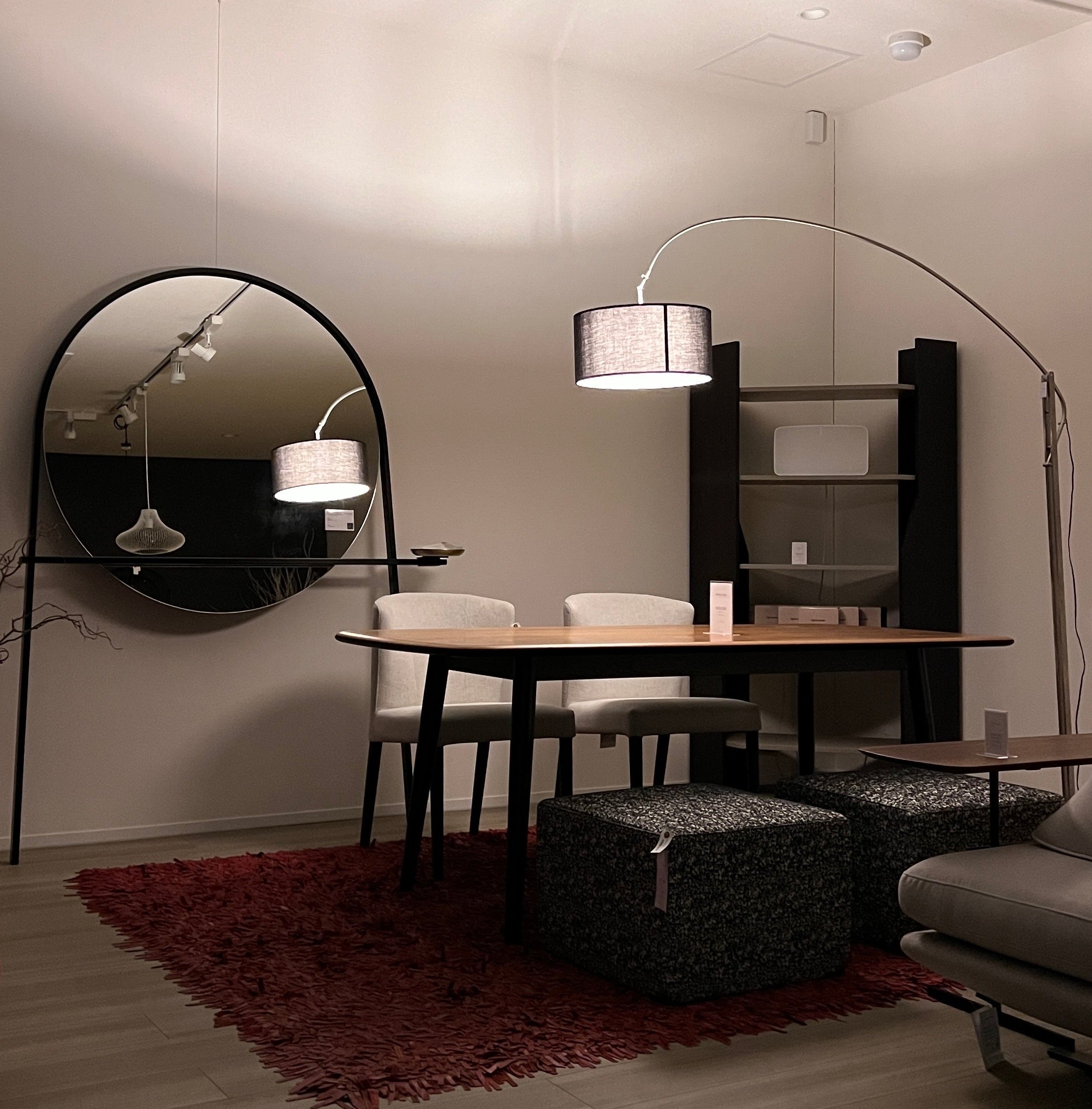 灯の消えた店内