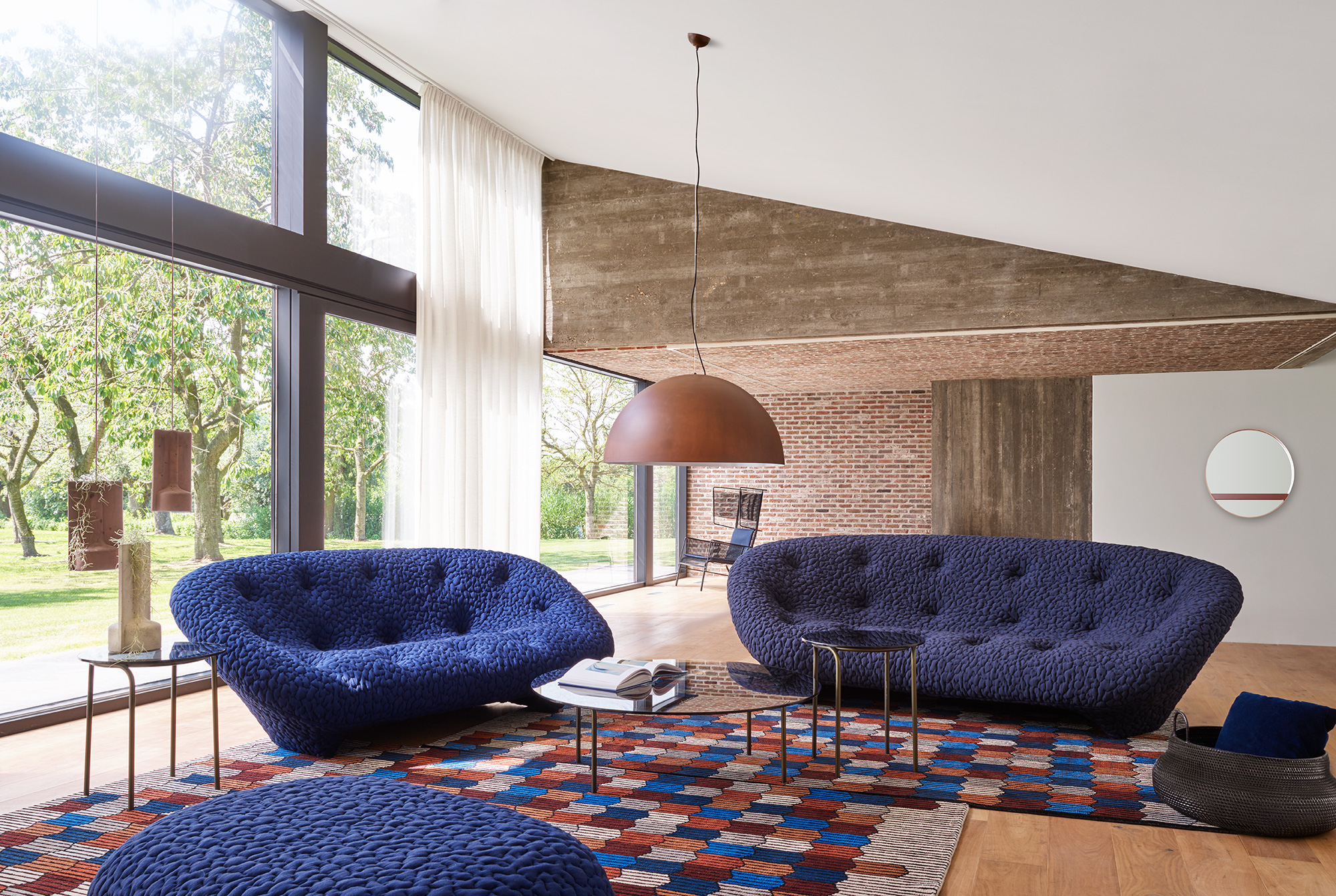 “果実がほどけるようなやさしさ”―― 包まれるという感覚のソファ　リーン・ロゼ「プルム」　