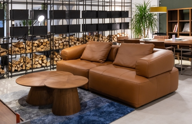 レザーソファが主役のラグジュアリーモダン✨